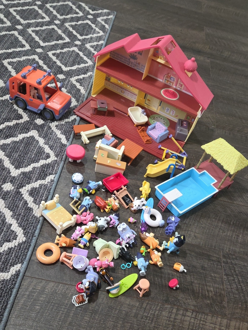 NWOT Bluey House, Car & Pool Playset